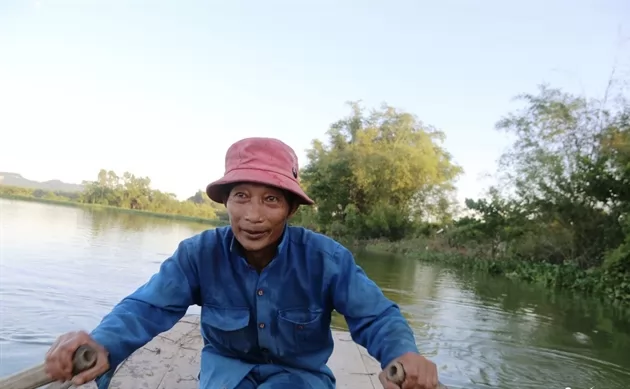 Couple spends decades protecting white storks on Ninh Bình river